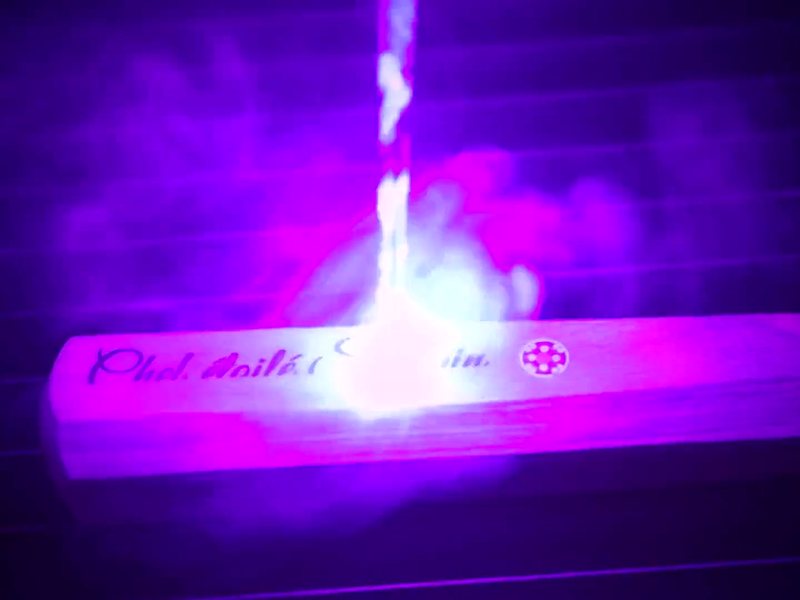 Le laser grave un manche de couteau