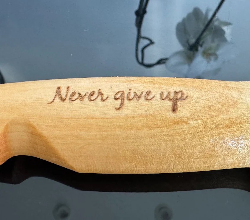 Manche de couteau gravé « Never give up »